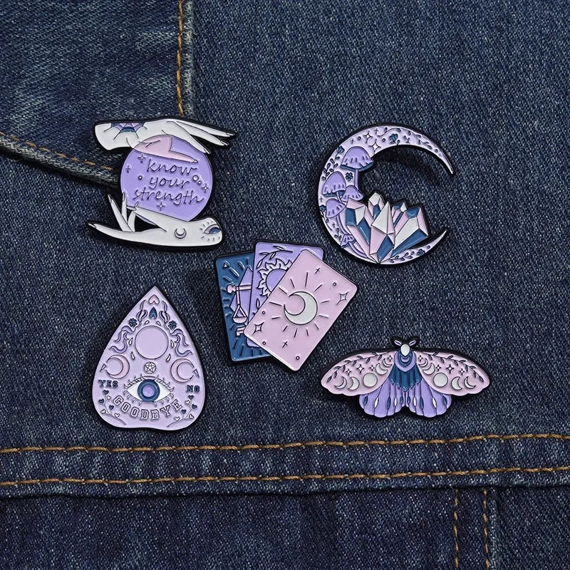 Cartoon Style Artistic Moon Eye Butterfly Alloy Stamping Stoving Varnish Plating Women's Brooches