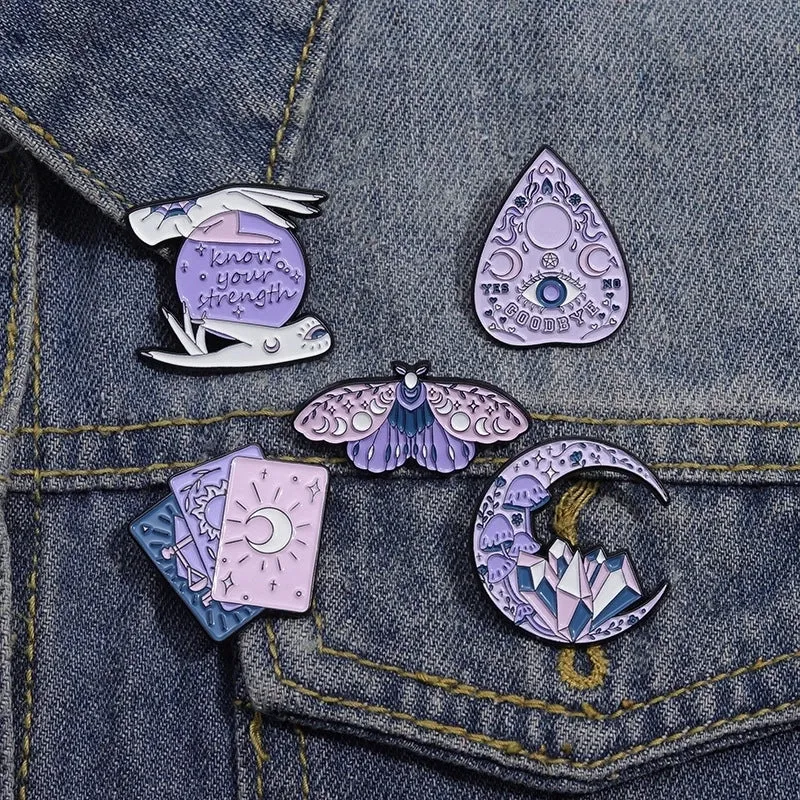 Cartoon Style Artistic Moon Eye Butterfly Alloy Stamping Stoving Varnish Plating Women's Brooches