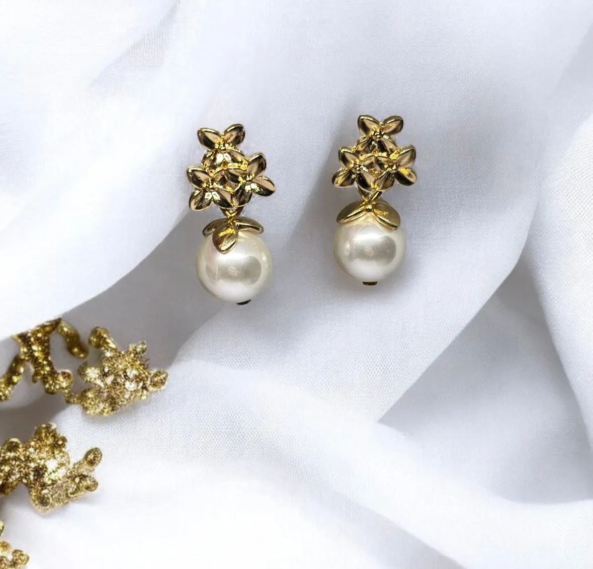 Pearl - Golden daisy earrings with pearl| dangle pearl earrings | elegant lightweight earrings | autumn leaf bridal statement earrings