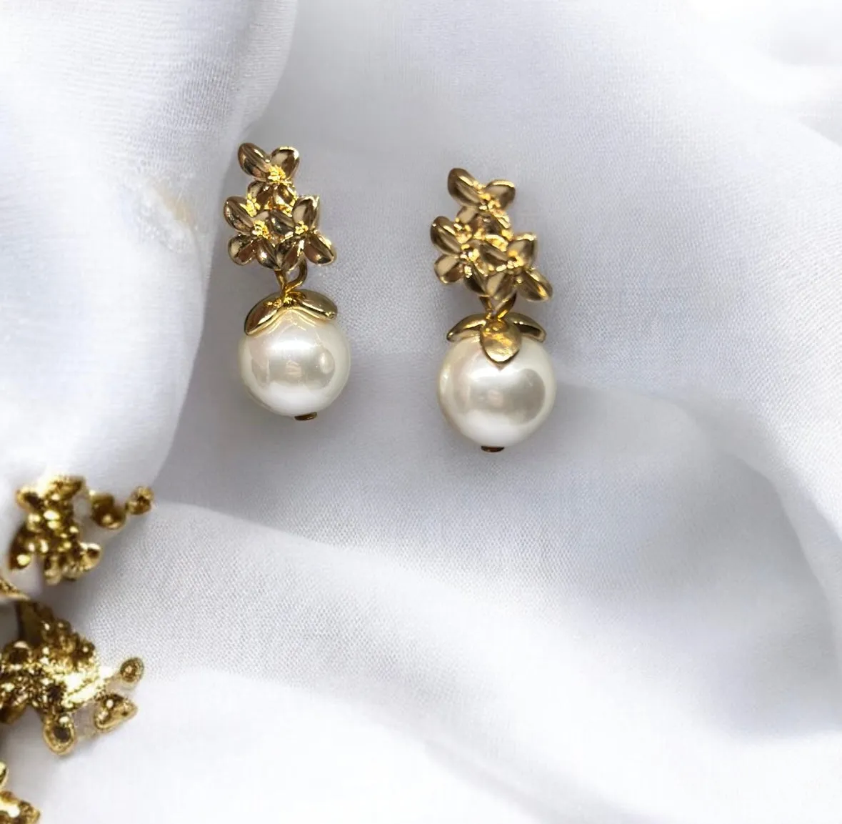 Pearl - Golden daisy earrings with pearl| dangle pearl earrings | elegant lightweight earrings | autumn leaf bridal statement earrings