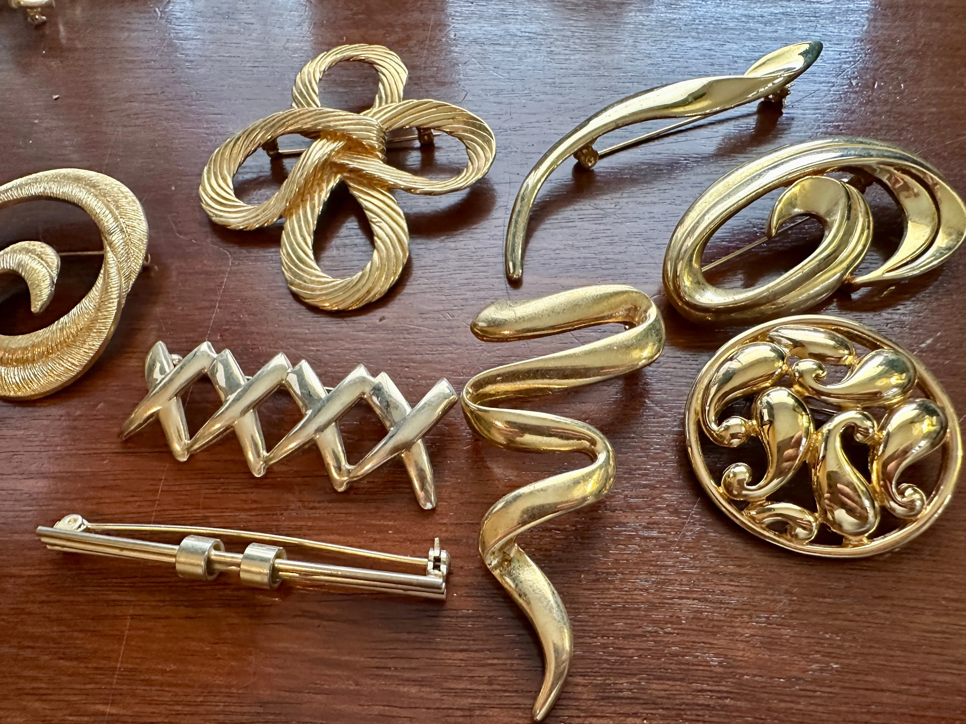 Vintage 80's Large Runway Gold Tone Brooch Brooches Pin Lot Abstract Swirl Knot